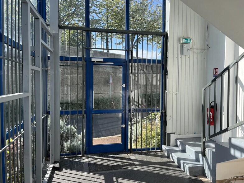 Local d’activités dans Pierrefitte-Sur-Seine à louer - Photo de l’immeuble – Image 3 sur 4