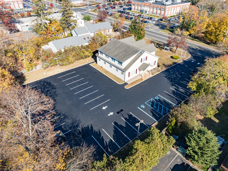 24 Brentwood Rd, Bay Shore, NY à louer - Aérien – Image 3 sur 10
