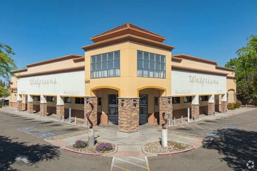 2420 N Blackstone Ave, Fresno, CA à louer - Photo principale – Image 1 sur 10