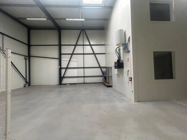 Plus de détails pour Local d'activités à louer