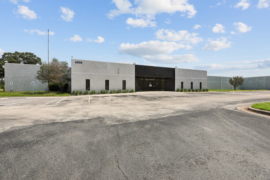 4806 Commercial Park Dr, Austin, TX à louer - Photo de l’immeuble – Image 2 sur 15