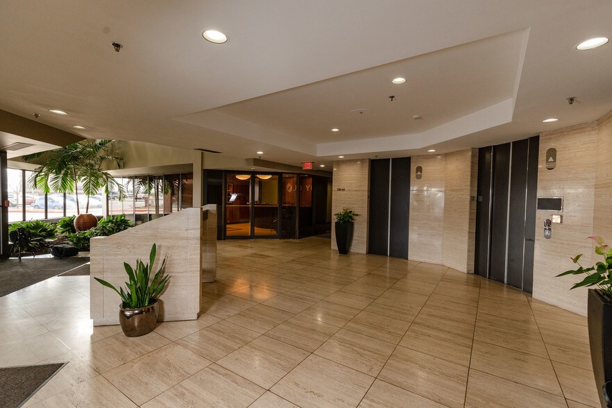 7666 E 61st St, Tulsa, OK à vendre - Hall d’entrée – Image 3 sur 13