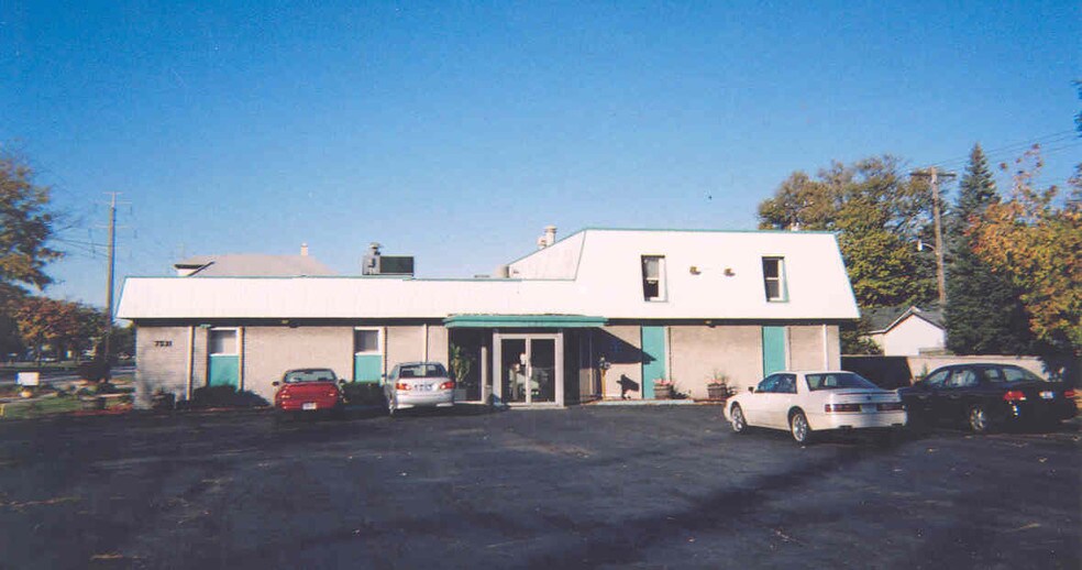 7531 E Eight Mile Rd, Warren, MI à vendre - Photo de l’immeuble – Image 3 sur 5