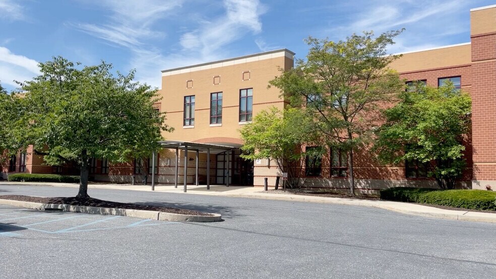 5325 Northgate Dr, Bethlehem, PA à louer - Photo de l’immeuble – Image 1 sur 7