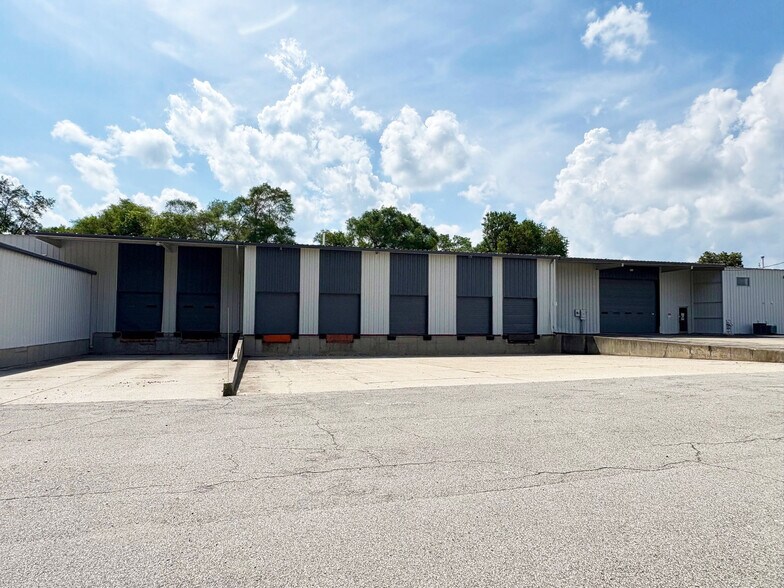 2101 Industrial Pky, Elkhart, IN à louer - Photo de l’immeuble – Image 2 sur 14