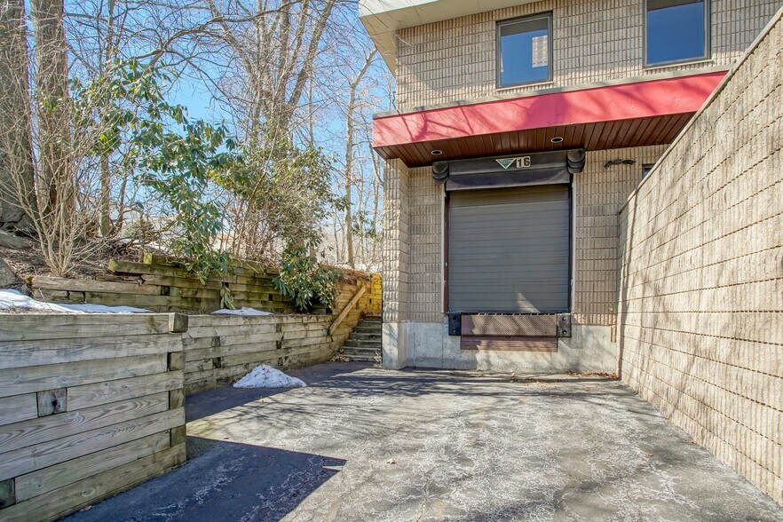 16 Park Way, Upper Saddle River, NJ à louer - Photo de l’immeuble – Image 3 sur 20