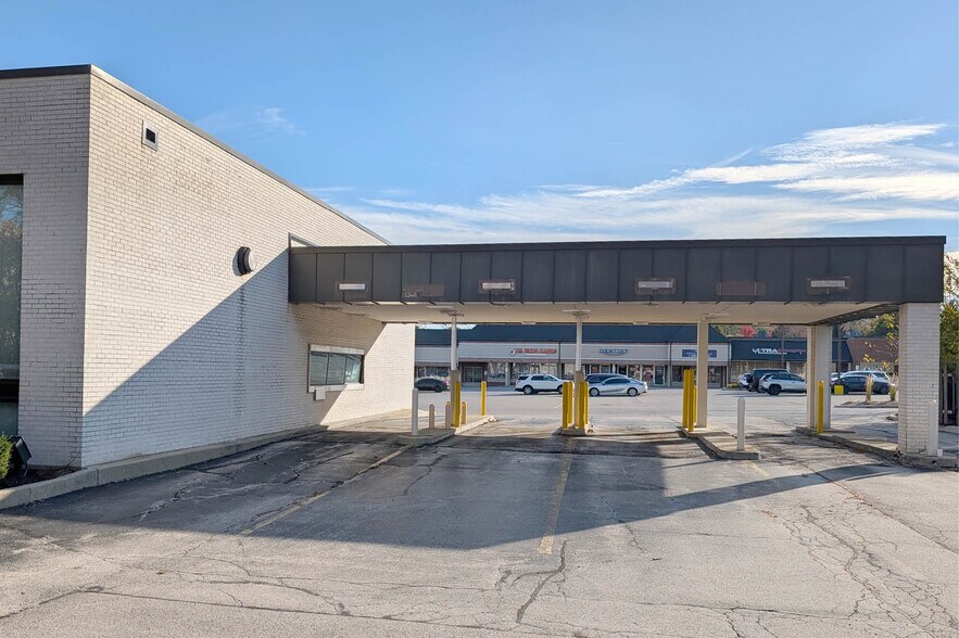 151 E Irving Park Rd, Streamwood, IL à louer - Photo de l’immeuble – Image 3 sur 7