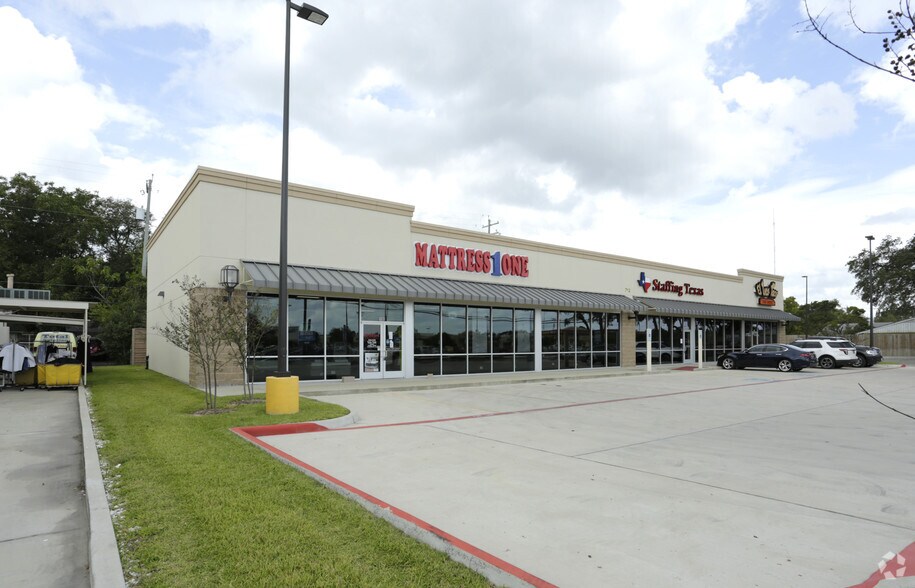 712 E Villa Maria Rd, Bryan, TX à louer - Photo de l’immeuble – Image 3 sur 3