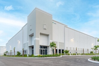 12200 NW 25th St, Miami, FL à louer Photo intérieure– Image 1 sur 6