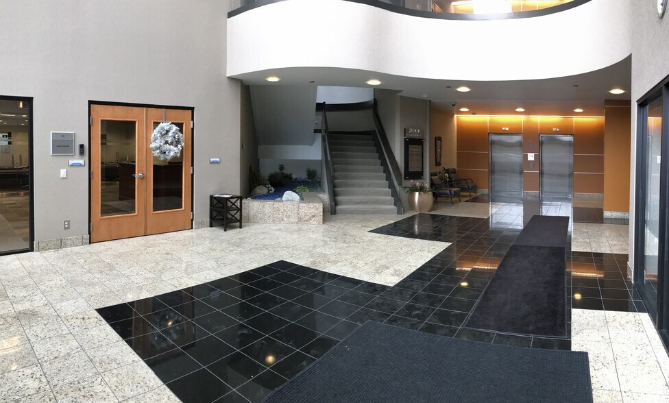 300 W Wilson Bridge Rd, Worthington, OH à louer - Hall d’entrée – Image 2 sur 8