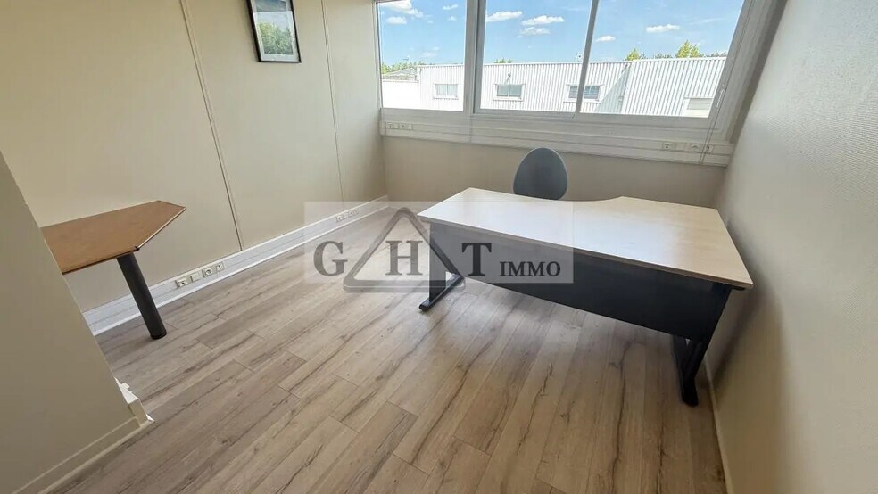 Bureau dans Quincy-Voisins à louer - Photo de l’immeuble – Image 2 sur 7