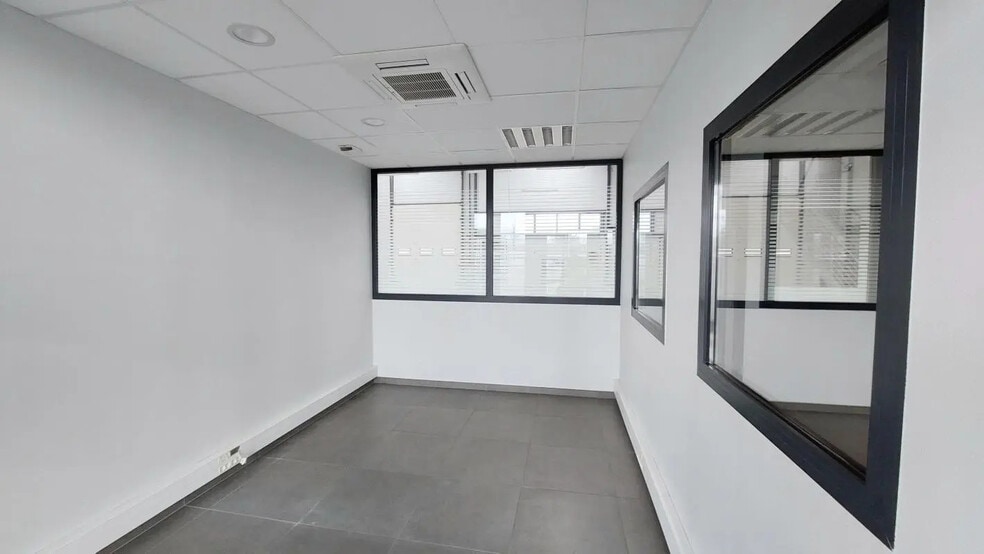 Local commercial dans ANTRAN à louer - Photo de l’immeuble – Image 3 sur 8