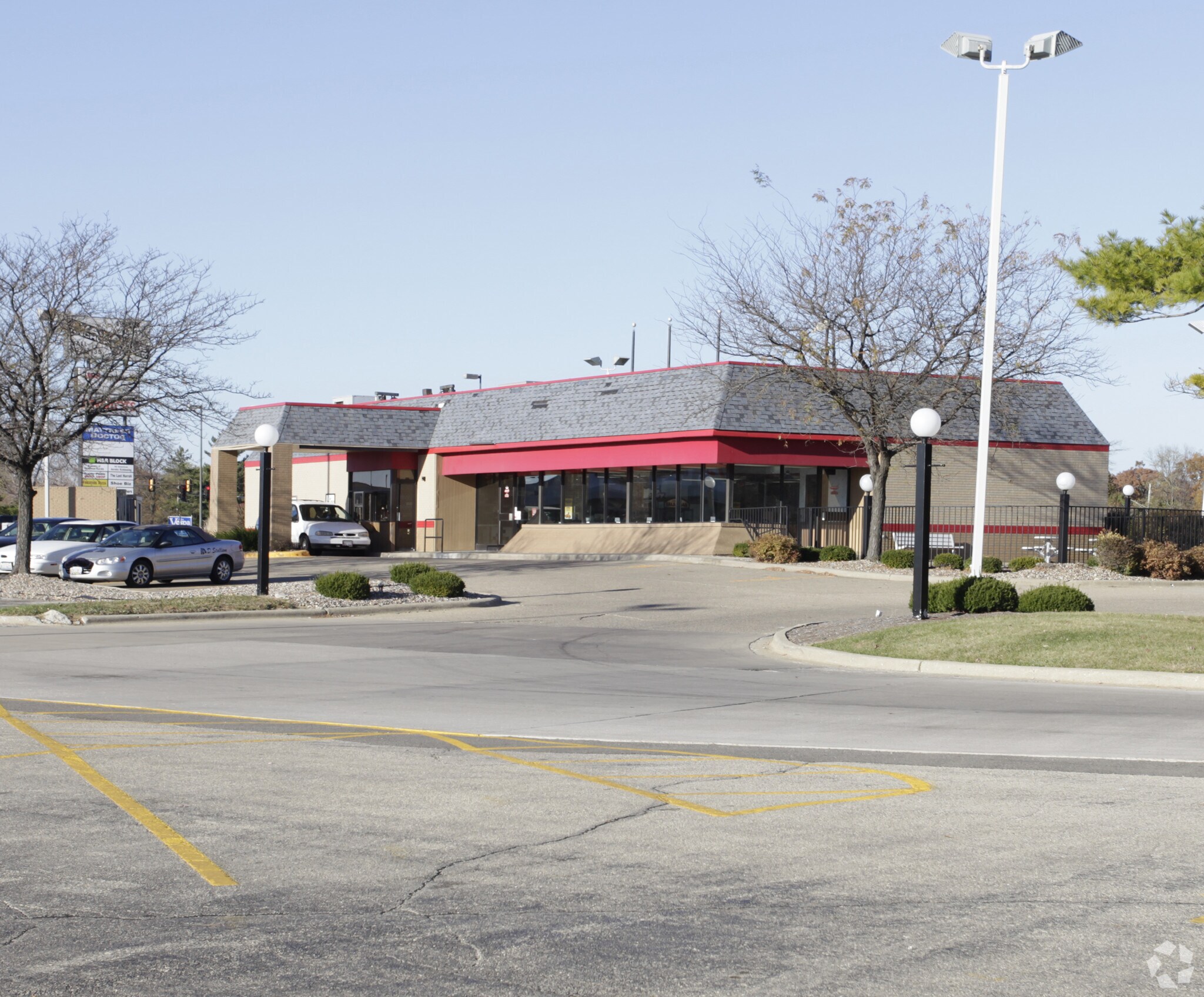 8787 N Knoxville Ave, Peoria, IL à louer Photo principale– Image 1 sur 4