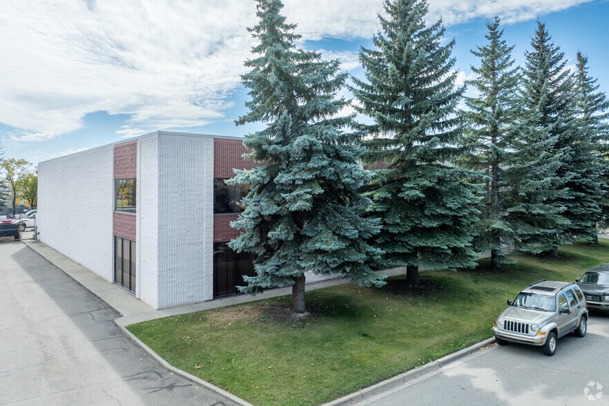 4275 78th Ave SE, Calgary, AB à vendre - Photo de l’immeuble – Image 2 sur 5