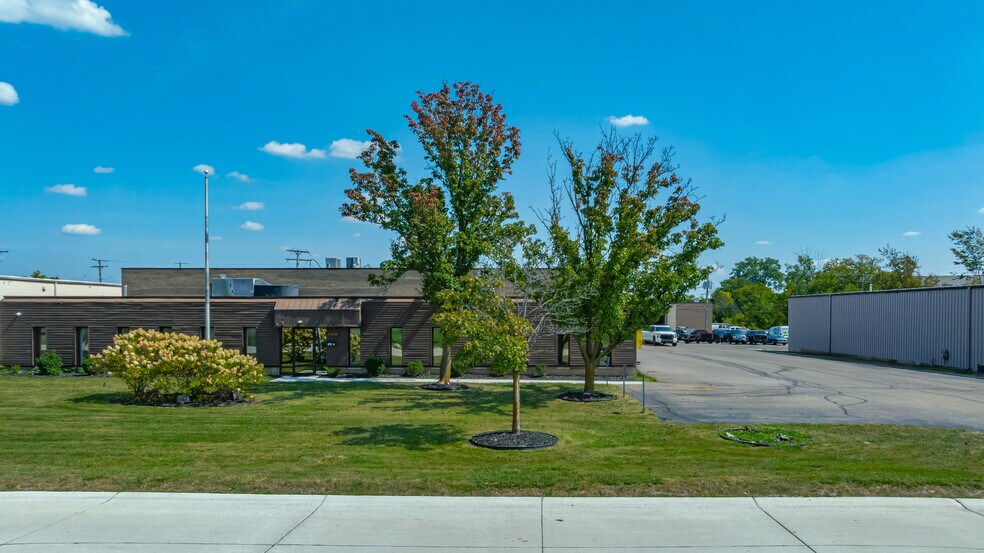 23936 Industrial Park Dr, Farmington Hills, MI à vendre - Photo de l’immeuble – Image 2 sur 42