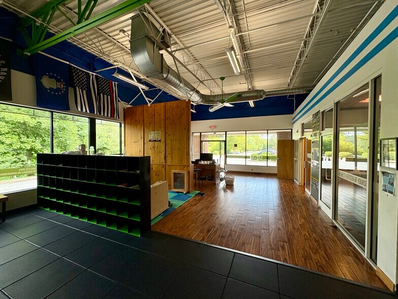 1636 Hendersonville Rd, Asheville, NC à louer - Photo de l’immeuble – Image 3 sur 26