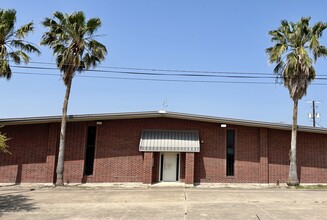 1402 Holly Rd, Corpus Christi, TX à louer Photo de l’immeuble– Image 2 sur 6