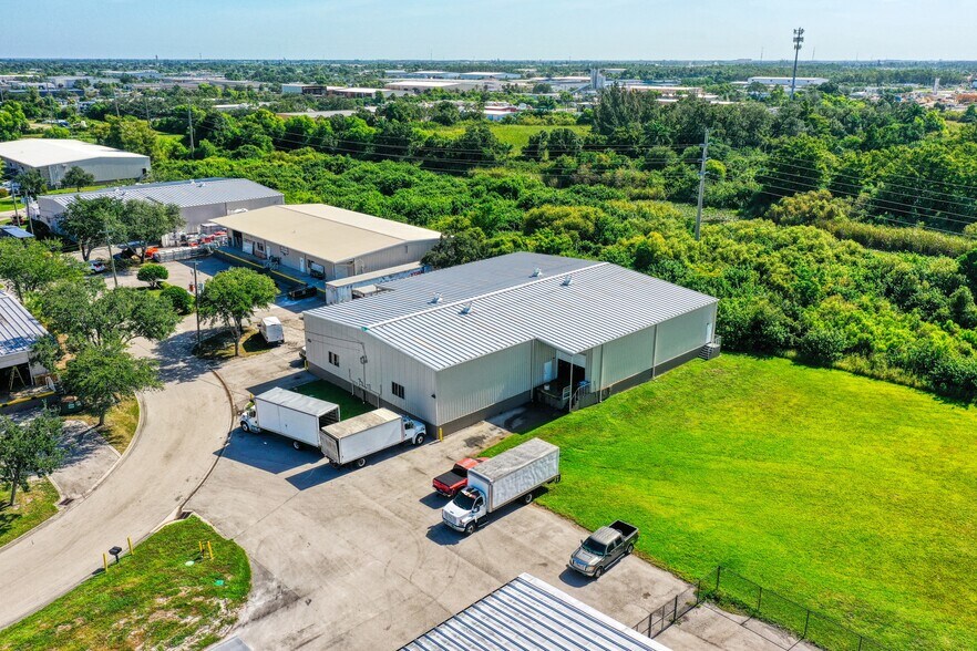 4011 Sivan Rd, Fort Myers, FL à louer - Photo de l’immeuble – Image 2 sur 3