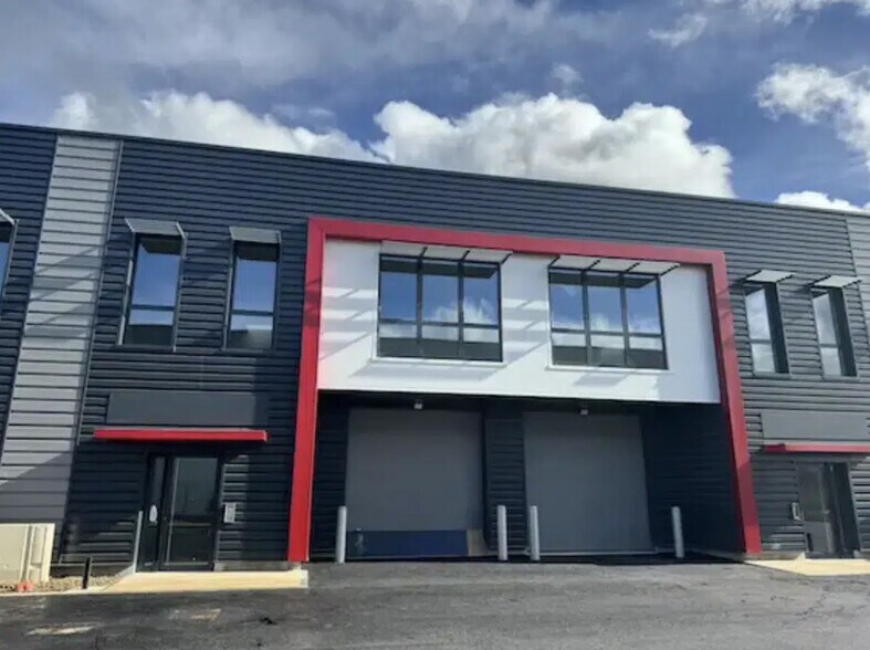 Local d’activités dans Ferrières-en-Brie à louer - Photo de l’immeuble – Image 2 sur 5