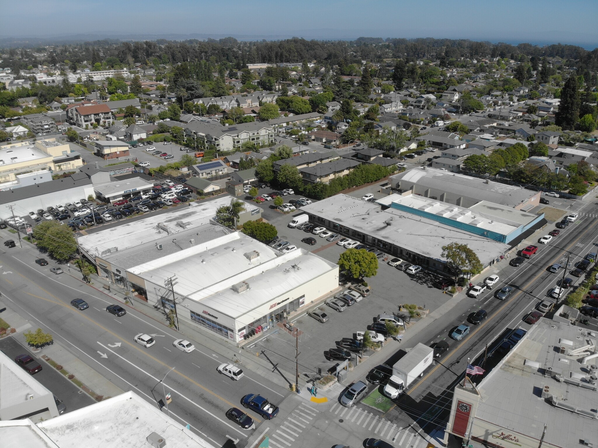 Seabright Shopping Center portefeuille de 3 biens à vendre sur LoopNet.fr Aérien– Image 1 sur 12