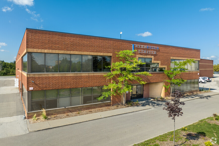 8 Abacus Rd, Brampton, ON à louer - Photo de l’immeuble – Image 1 sur 5
