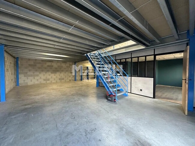 Plus de détails pour Local d'activités à louer