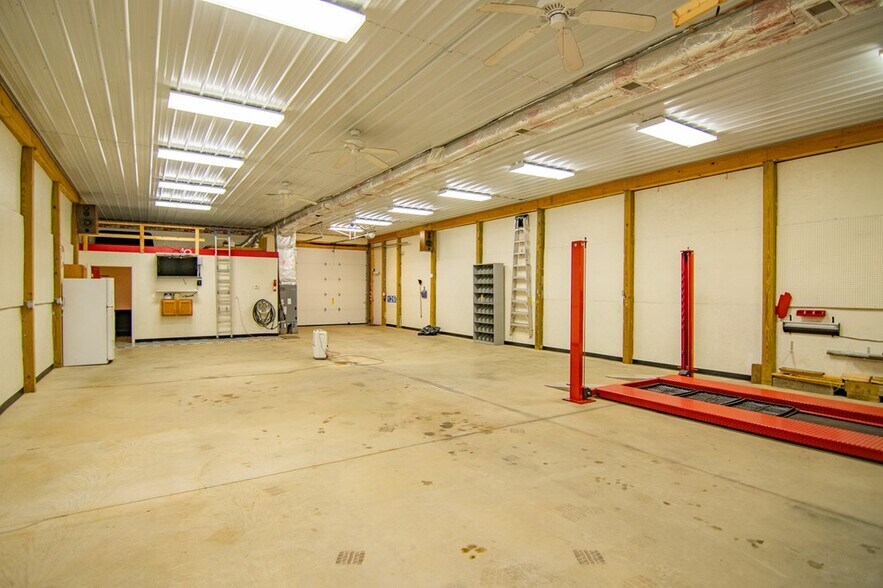1260 Dixons Run Rd, Triadelphia, WV à vendre - Photo de l’immeuble – Image 2 sur 20