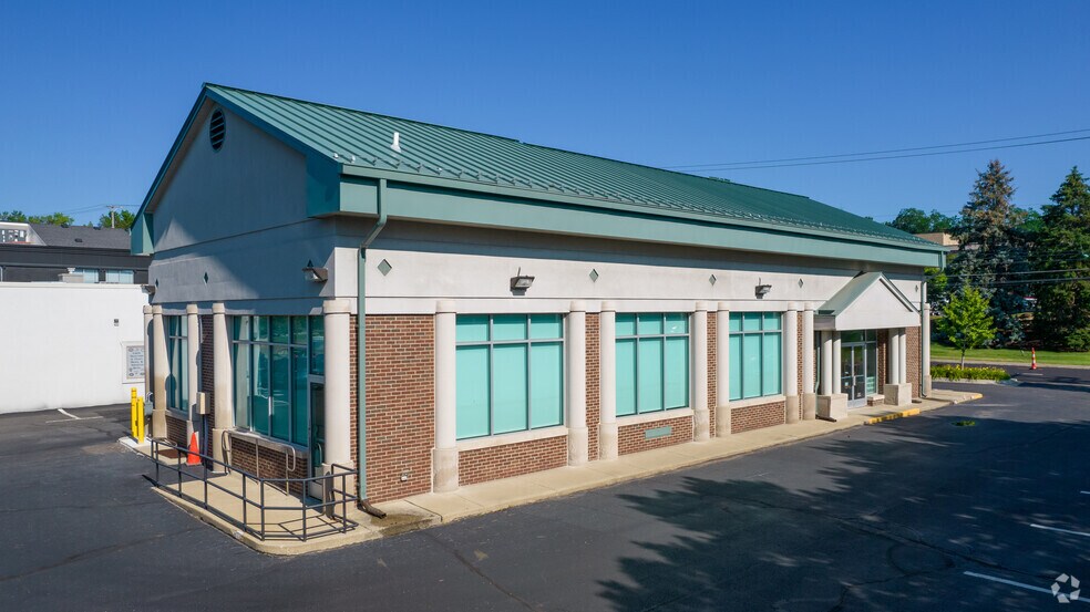 35 W Long Lake Rd, Bloomfield Hills, MI à louer - Photo de l’immeuble – Image 2 sur 13