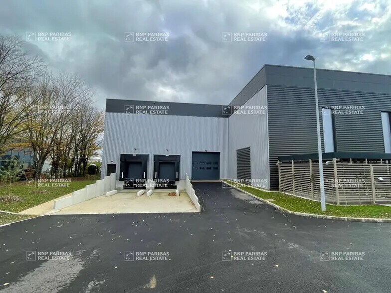 Local d’activités dans Trappes à louer - Photo de l’immeuble – Image 3 sur 31