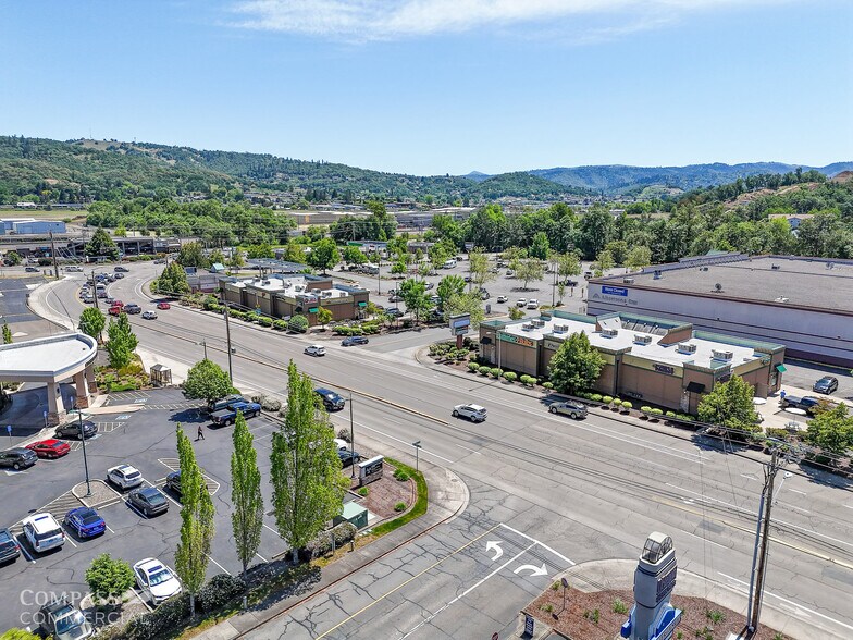 Newton Creek Retail Center portefeuille de 2 biens à vendre sur LoopNet.fr - Photo de l’immeuble – Image 3 sur 4