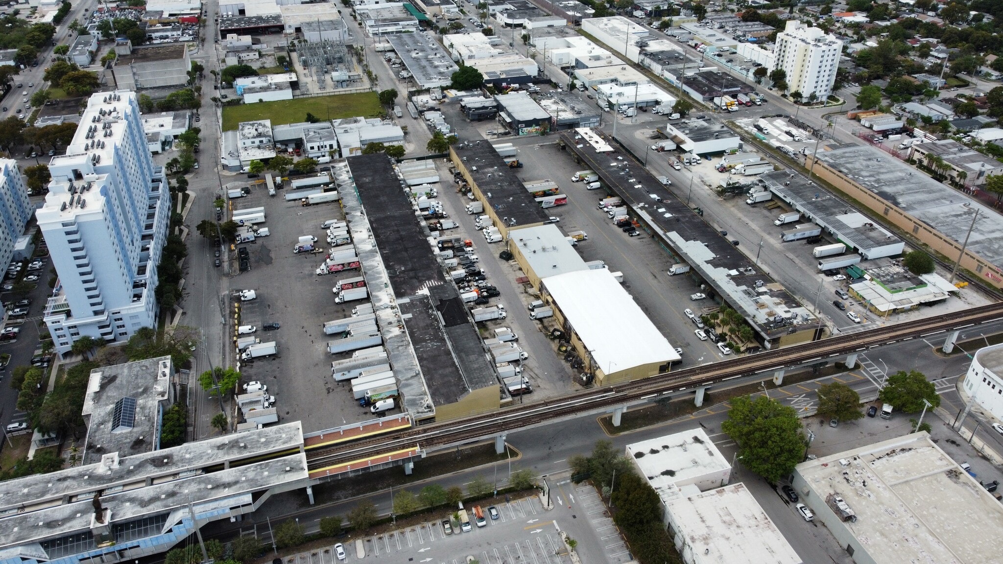 1217 NW 21st Ave, Miami, FL à louer Photo principale– Image 1 sur 30