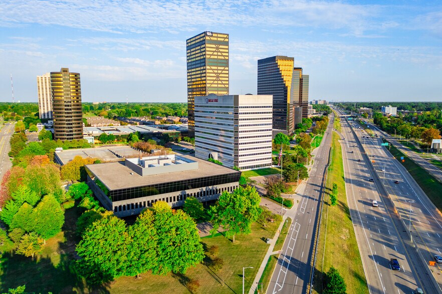 25800 Northwestern Hwy, Southfield, MI à louer - Photo de l’immeuble – Image 3 sur 15
