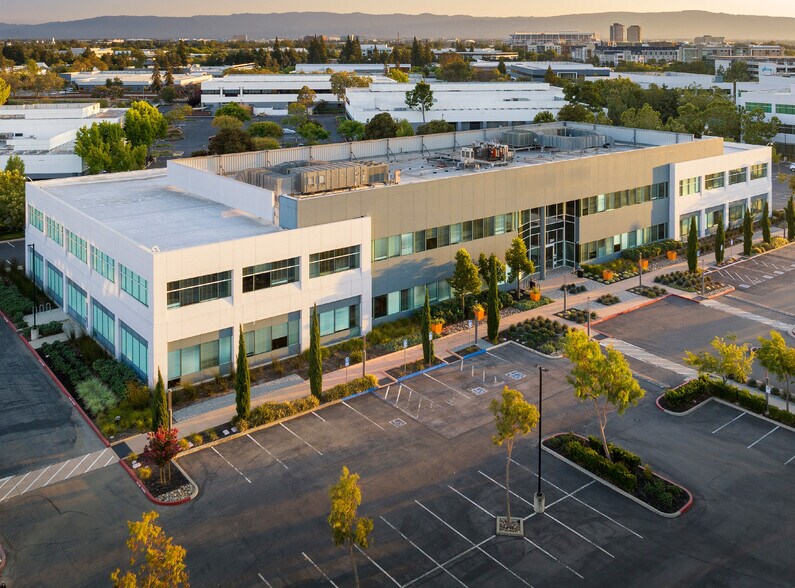 250 Holger Way, San Jose, CA à louer - Photo de l’immeuble – Image 1 sur 9