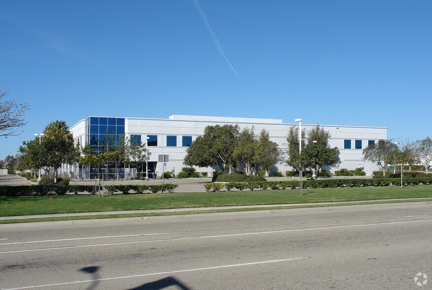 3301 Sturgis Rd, Oxnard, CA à vendre - Photo de l’immeuble – Image 3 sur 5