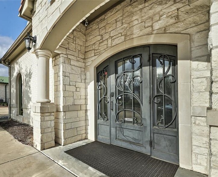 302 Heatherwilde Blvd, Pflugerville, TX à louer - Photo de l’immeuble – Image 1 sur 8