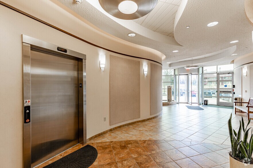 125 Emeryville Dr, Cranberry Township, PA à louer - Hall d’entrée – Image 3 sur 7