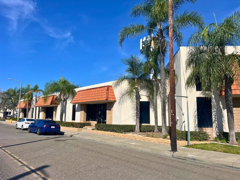 2881-2895 E La Palma Ave, Anaheim, CA à louer - Photo de l’immeuble – Image 2 sur 11