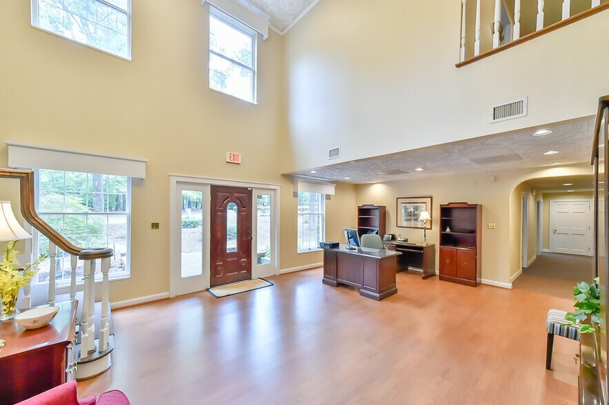 300 Silver Cedar Ct, Chapel Hill, NC à vendre - Hall d’entrée – Image 2 sur 22