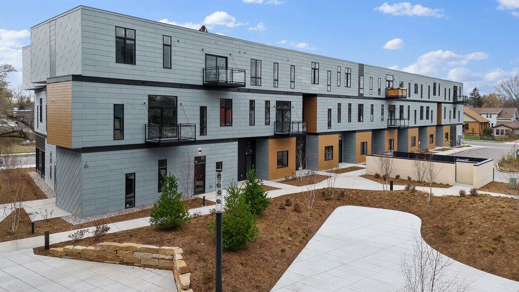 1060 Centerpoint Dr, Stevens Point, WI à louer Photo de l’immeuble– Image 1 sur 5