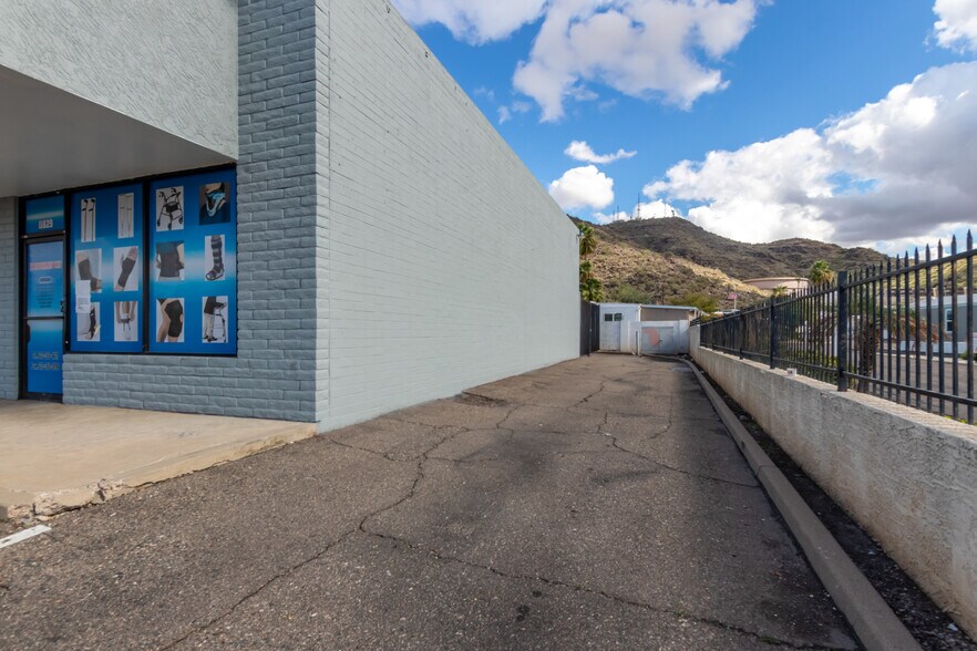 11829-11835 N 19th Ave, Phoenix, AZ à louer - Photo de l’immeuble – Image 3 sur 17