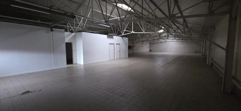 Industriel/Logistique dans SAINT-BARTHELEMY-D'ANJOU à louer - Photo de l’immeuble – Image 3 sur 4