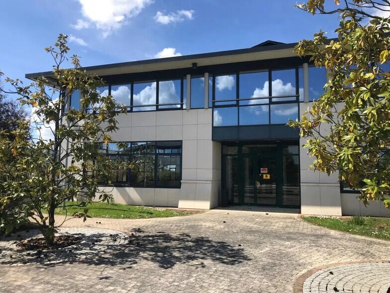 Local d’activités dans Trappes à louer - Photo de l’immeuble – Image 1 sur 5