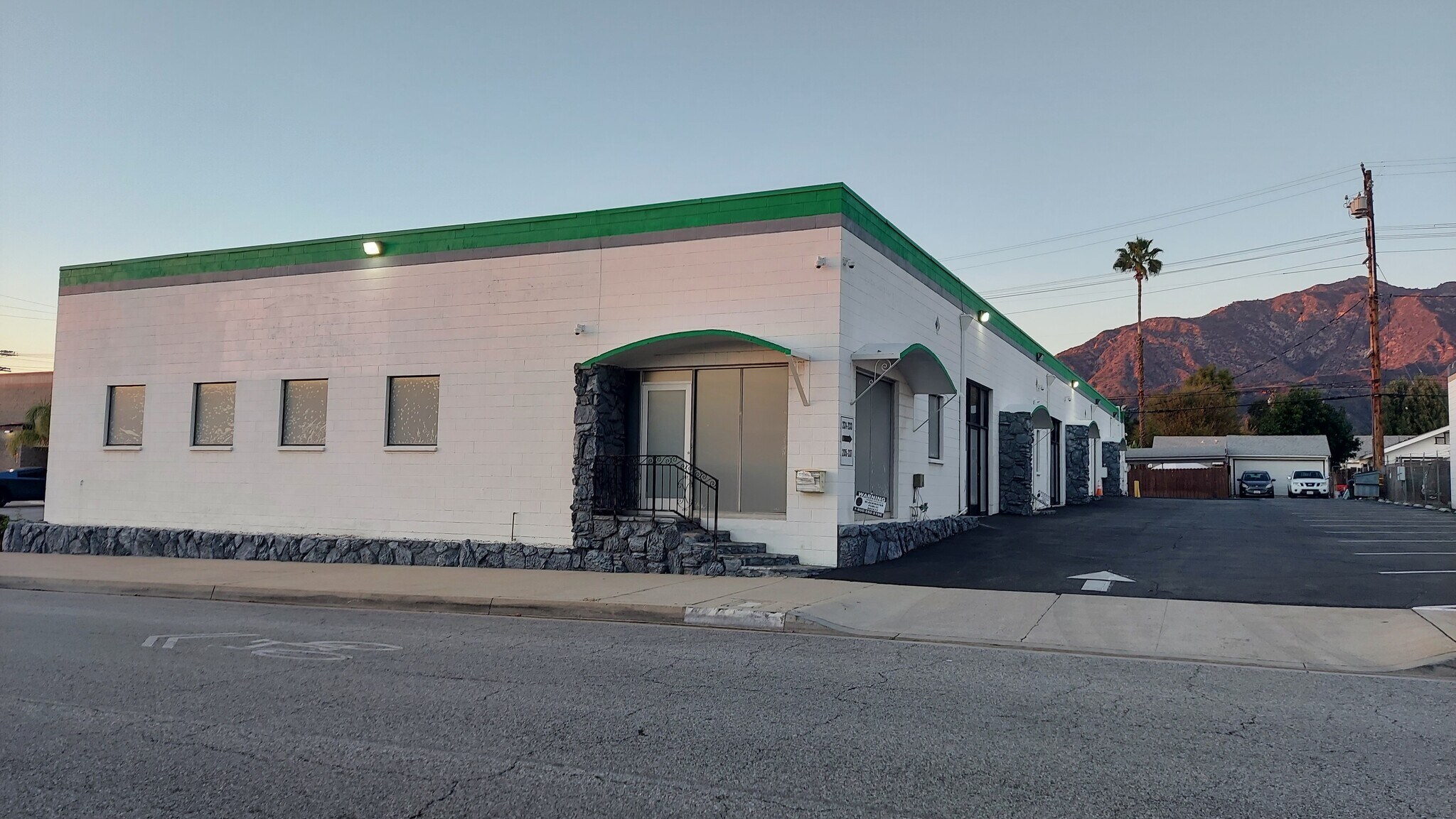 231-237 W Chestnut Ave, Monrovia, CA à vendre Photo de l’immeuble– Image 1 sur 6