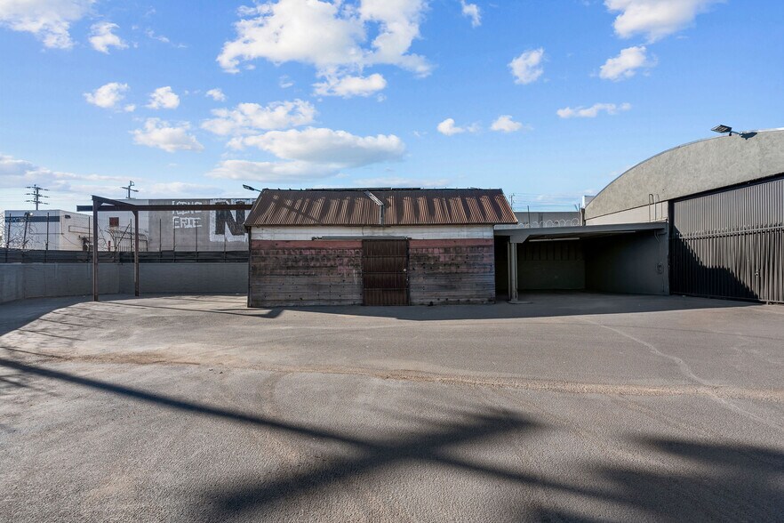 3170 E 11th St, Los Angeles, CA à louer - Photo de l’immeuble – Image 2 sur 22