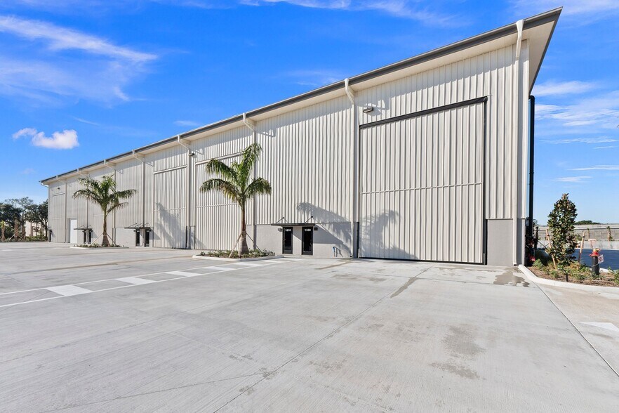 1330 SW Commerce Way, Stuart, FL à louer - Photo de l’immeuble – Image 3 sur 10