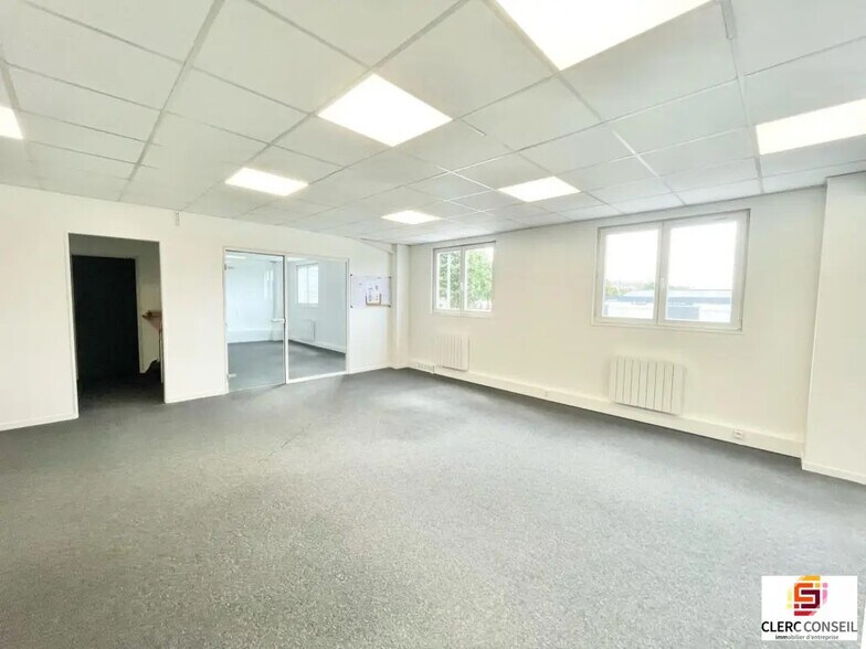 Bureau dans Le Petit-Quevilly à louer - Photo de l’immeuble – Image 2 sur 10