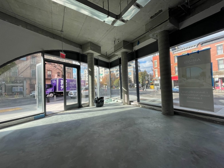 Local commercial dans à louer - Photo de l’immeuble – Image 3 sur 6