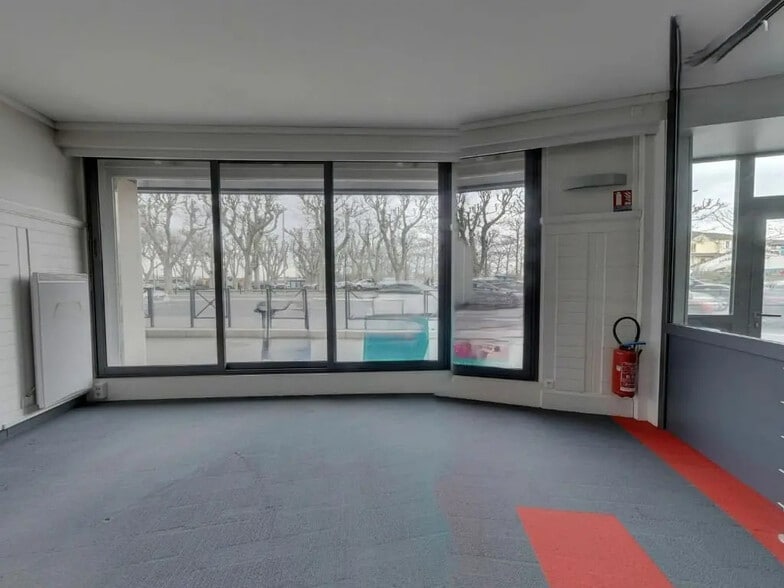 Local commercial dans  à vendre - Photo de l’immeuble – Image 3 sur 12