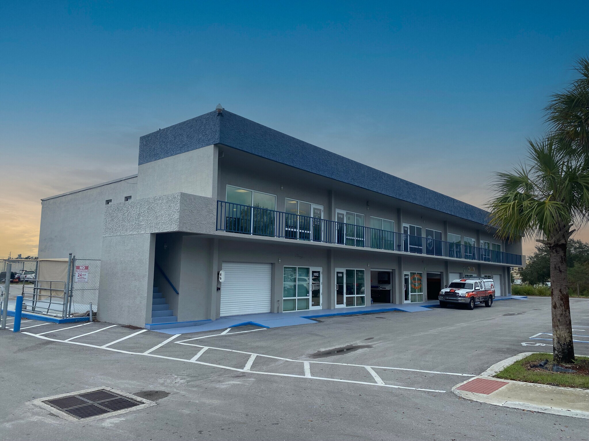 1092-1086 NE Industrial Blvd, Jensen Beach, FL à louer Photo principale– Image 1 sur 16