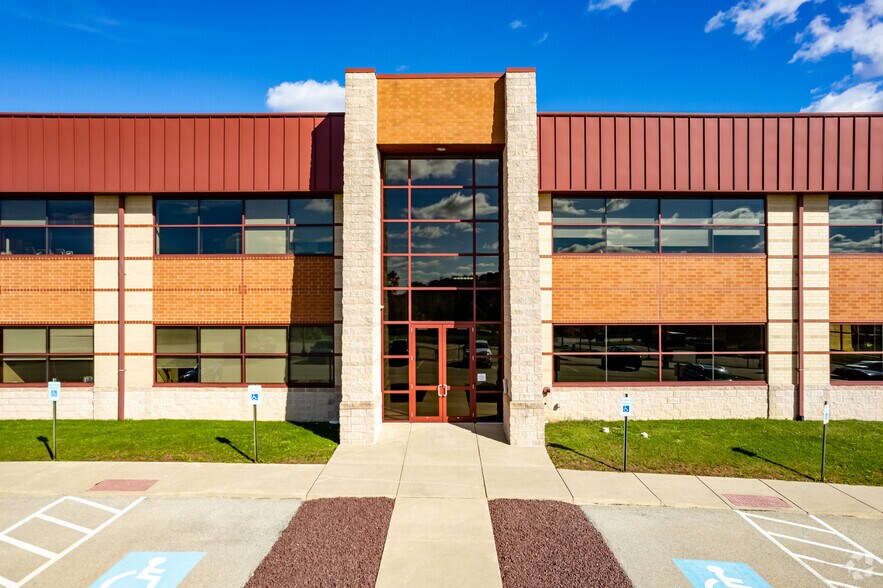 631 Excel Dr, Mount Pleasant, PA à louer - Photo de l’immeuble – Image 3 sur 13